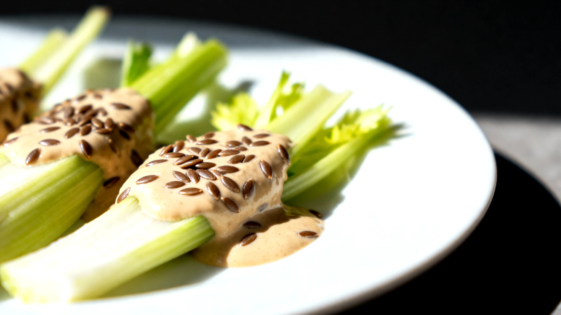 Sedano rapa crudo con crema di tahina e semi di lino"