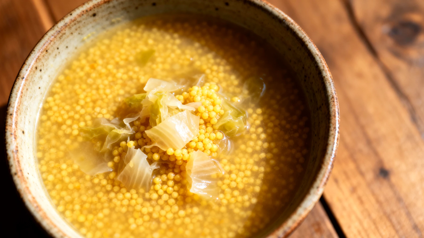 Zuppa di miglio con verdure fermentate (crauti o kimchi)"